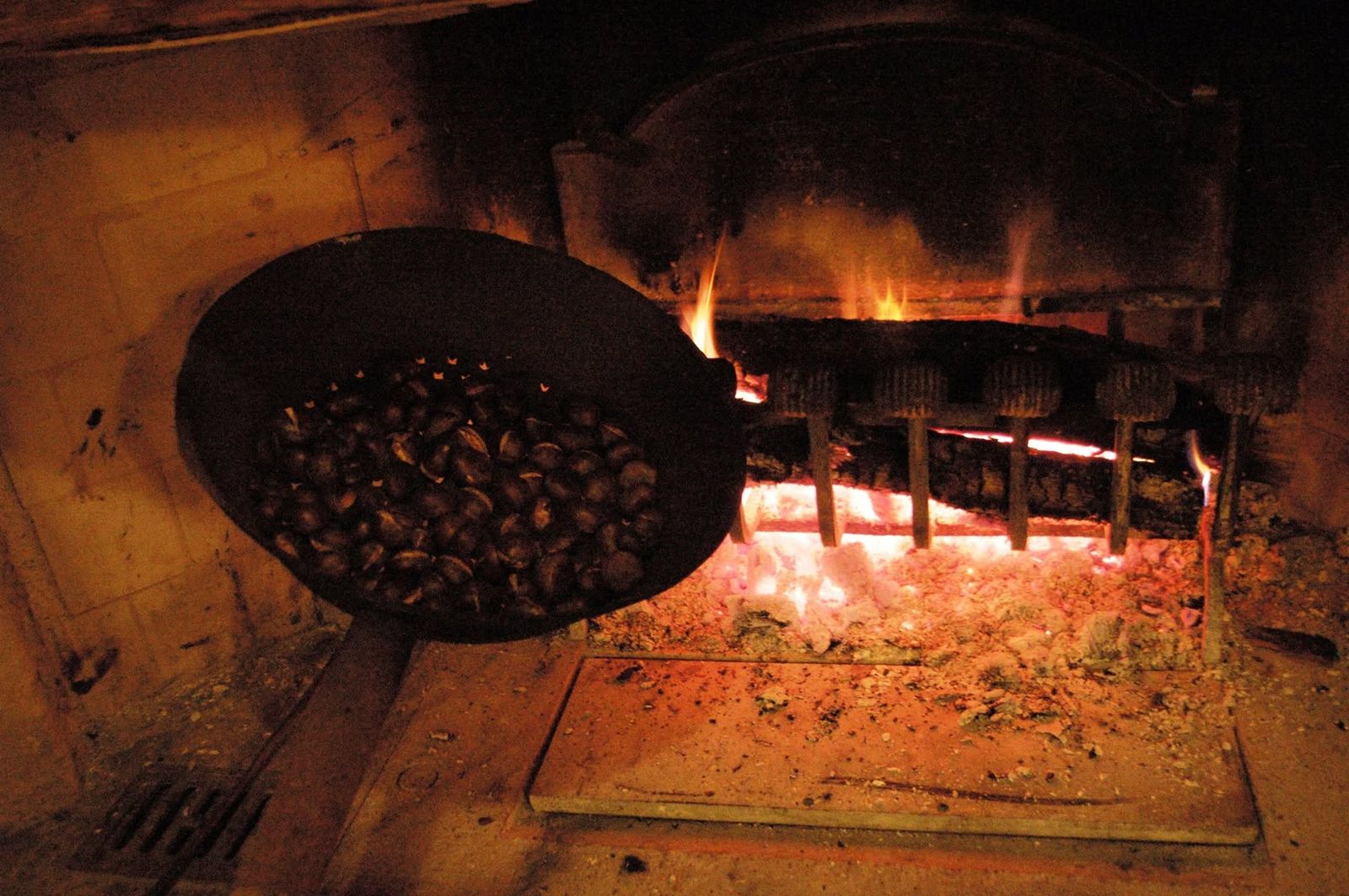 Castagne in padella sul fuoco del camino